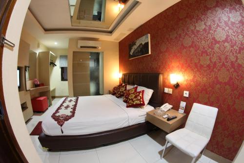 1 dormitorio con 1 cama, 1 mesa y 1 silla en Antoni Hotel, en Yakarta