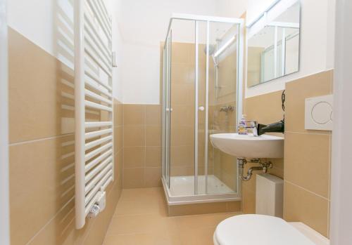 ein Bad mit einer Dusche, einem WC und einem Waschbecken in der Unterkunft RAJ Living - 1 or 4 Room Apartments - 15 Min to Messe DUS - 10 Min Old Town DUS in Düsseldorf