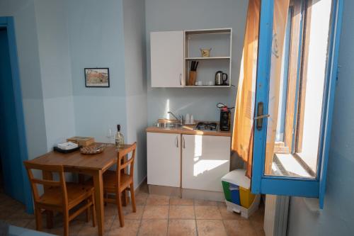 a small kitchen with a table and a table and chairs at Delfino in Pietrapertosa