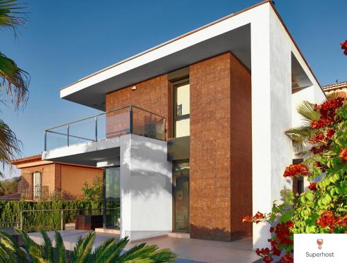 Casa moderna en rojo y blanco en Nevada Granada Relax & Nature, en La Zubia