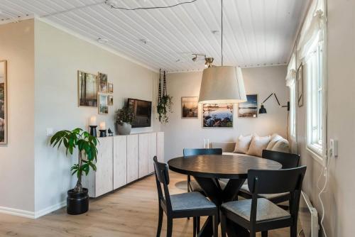 ein Esszimmer mit einem Tisch und Stühlen in der Unterkunft Nyrenoverat gårdshus på havstomt med hög standard in Örnsköldsvik
