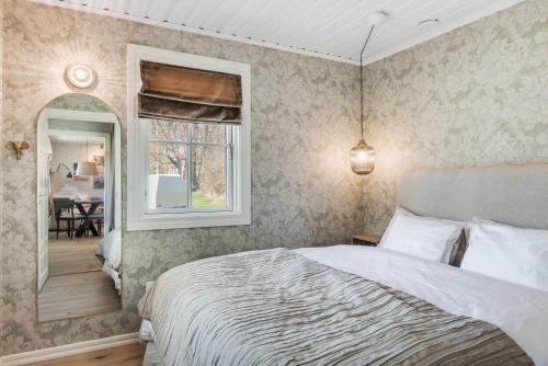 Postel nebo postele na pokoji v ubytování Nyrenoverat gårdshus på havstomt med hög standard