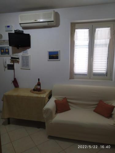 a living room with a couch and a bed at Casina Viestana in Vieste