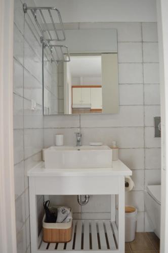 A bathroom at Babis Apartments & Studios Iremia