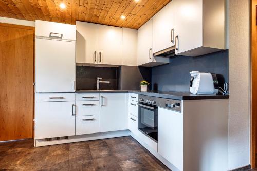 A kitchen or kitchenette at Haus grüner Wald