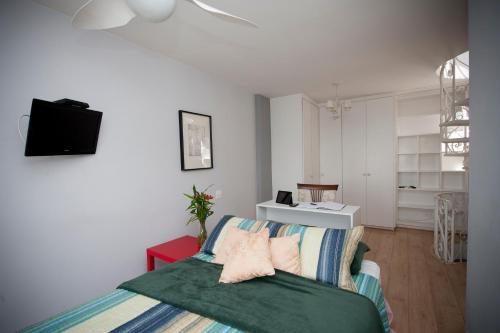 サンパウロにあるApartamento Triplex Place Vendomeのリビングルーム(ベッド1台、ソファ付)