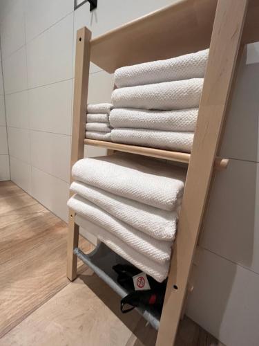 a stack of towels on a towel rack in a bathroom at b im Welschen in Oerlinghausen