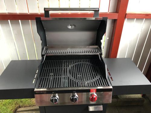 a barbecue grill sitting on top of a bench at Nordstern in Büdelsdorf