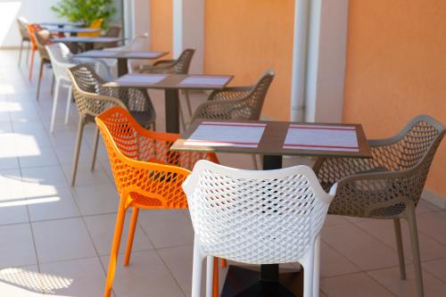 rzędu stołów i krzeseł w restauracji w obiekcie Villa Sunce w mieście Punat