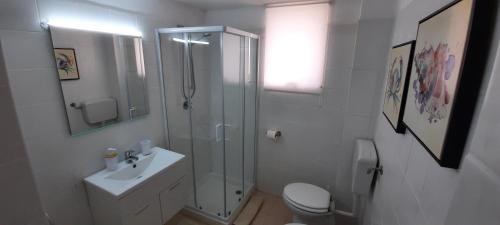 bagno bianco con doccia e lavandino di Borgo Arenella a Siracusa