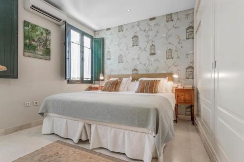 Ένα ή περισσότερα κρεβάτια σε δωμάτιο στο FAM Sevillian Townhouse