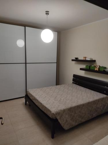 Schlafzimmer mit einem Bett und weißen Schränken in der Unterkunft Casa Stella in Torre Grande