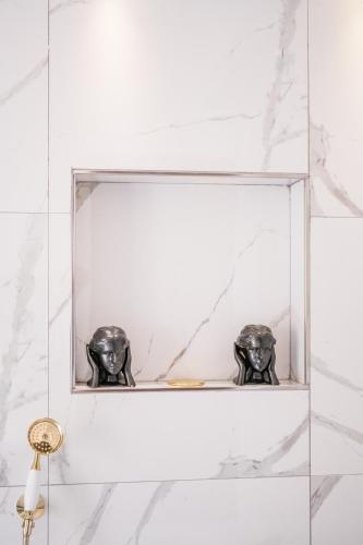 a mirror in a bathroom with two skulls at Naro Suites and Rooms in Bacoli