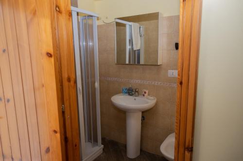 a bathroom with a sink and a mirror at ACQUARIO in Pietrapertosa