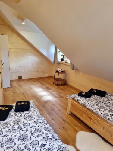 two beds in a room with a attic at Złoty Dom Brenna in Brenna