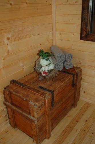 Rafting kamp Three canyons في Kružac: غرفة مع كابينة خشبية مع أرضية خشبية