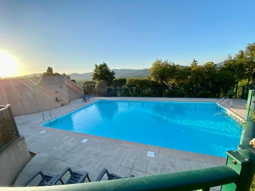 สระว่ายน้ำที่อยู่ใกล้ ๆ หรือใน Jolie maison Golfe de Saint-Tropez