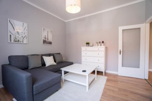 a living room with a couch and a table at "Purple Chill" Super Zentrale Ferienwohnung HBF-Messe-Buergerweide-CityGate-OVB Arena in Bremen