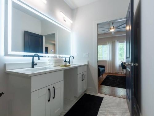 Μια τηλεόραση ή/και κέντρο ψυχαγωγίας στο Five75Lux ATL King Bed & Game Room Downtown