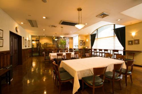 Dukes Hotel Nakasu tesisinde bir restoran veya yemek mekanı