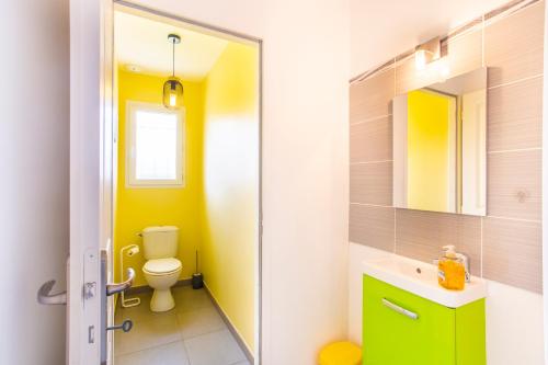 Ванная комната в Maison chaleureuse avec jardin 1500m2