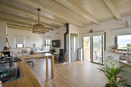 Una cocina o cocineta en צימר חלון לרקפות zimer Window for primroses עם ג'קוזי לנוף