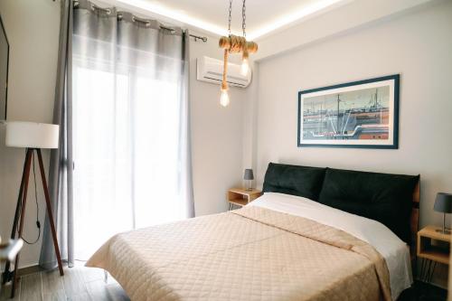 una camera con un letto e una grande finestra di EVRIDIKI suite AXD a Alexandroupoli