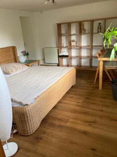 sypialnia z dużym łóżkiem i biurkiem w obiekcie Ferienwohnung Wald-Stadt-Blick w mieście Erfurt
