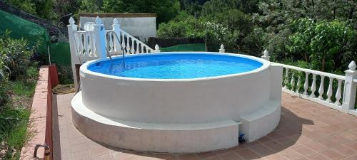 Bazén v ubytování Chalet rural La Solana, a 12 Kilómetros de Córdoba en plena sierra, con piscina nebo v jeho okolí