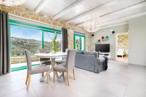 ein Wohnzimmer mit einem Tisch und einem Sofa in der Unterkunft Villa Agrithea in Kissamos