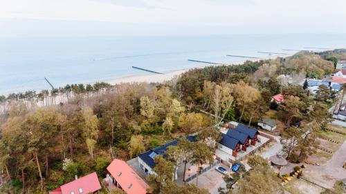 una vista sul tetto di una casa vicino alla spiaggia di Domki na wydmie a Dziwnówek