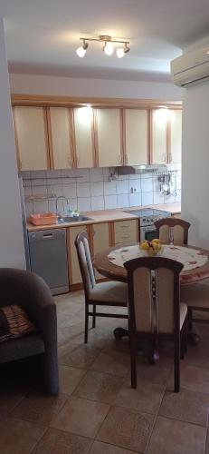 een keuken met een tafel en stoelen en een eetkamer bij Apartman S Igalo in Herceg-Novi