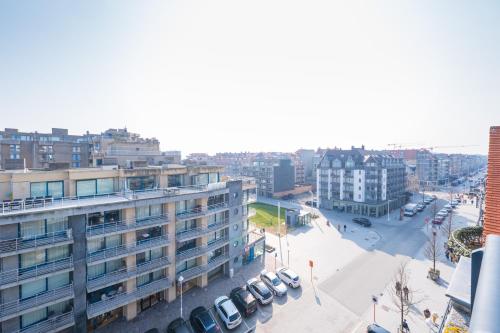 an aerial view of a city with buildings and cars at Villa Louise Nieuwpoort-Bad in Nieuwpoort
