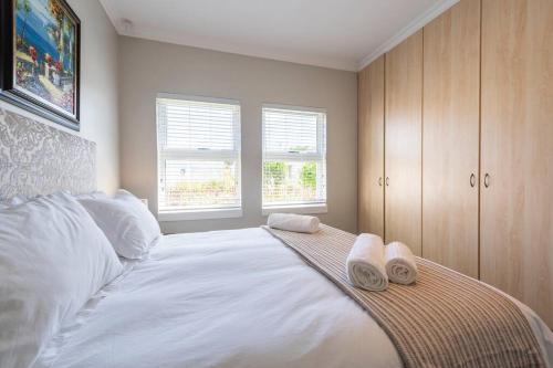 Postel nebo postele na pokoji v ubytování Sedgefield - Quick WALK to Beach. REDUCED Winter Rates - Sleeps 6 Guests