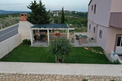 a view of a yard with a house at Apartman Školj in Jovići