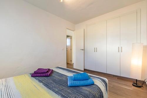 En eller flere senge i et værelse på Can Pons Apartment