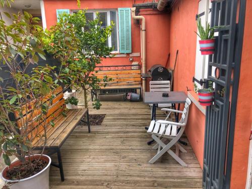 mały balkon ze stołem i ławką w obiekcie Appartement proche toutes commodités w mieście Tulon