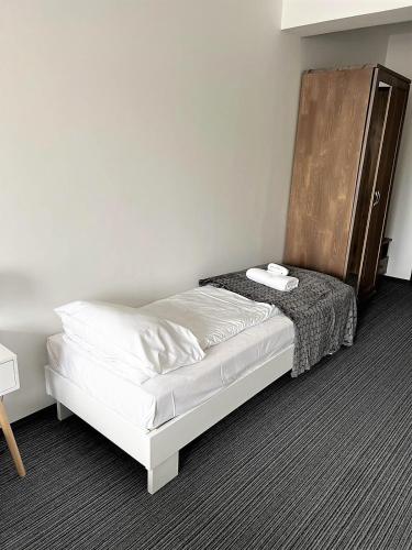 a bedroom with a bed with a wooden headboard at Apartamenty Planeta Mielno in Mielno