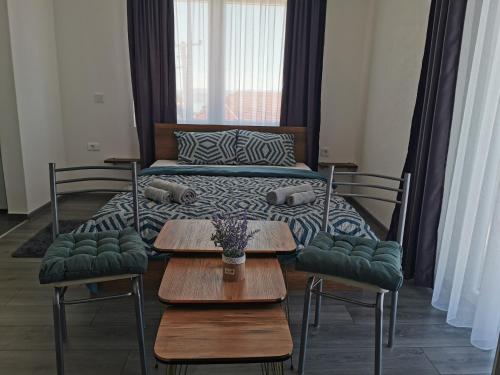 um quarto com uma cama, uma mesa e cadeiras em GOPO Guesthouse Elshani em Ohrid