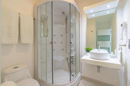 Ein Badezimmer in der Unterkunft Beachfront Three-Story Coastal Penthouse, 3BR-3BA