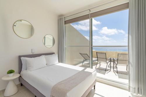 Ein Bett oder Betten in einem Zimmer der Unterkunft Beachfront Three-Story Coastal Penthouse, 3BR-3BA