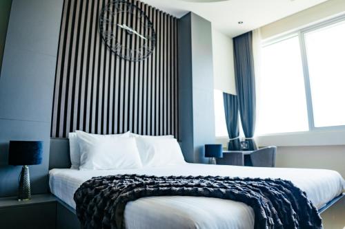 Cama o camas de una habitación en The Apartment - Luxury Stay Budva