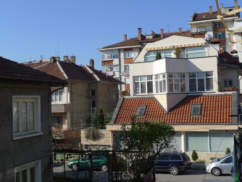 a group of houses with cars parked in front of them at Guest House Diel in Veliko Tŭrnovo