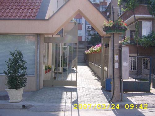 a building with a door with flowers on it at Guest House Diel in Veliko Tŭrnovo