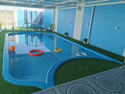 un trampolino interno di Fig House Villa with Heated Swimming Pool & Firepit ad Al ‘Aqar
