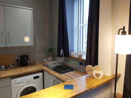 A kitchen or kitchenette at One bedroom flat, very close to Town center.