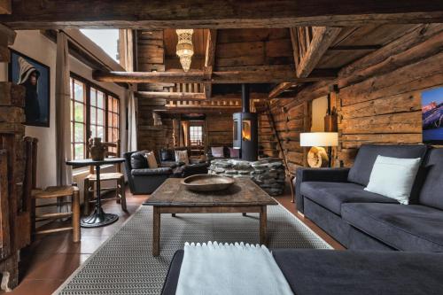 - un salon avec un canapé et une table dans l'établissement 4BR Traditional Chalet BBQ + Fireplace + View, aux Houches
