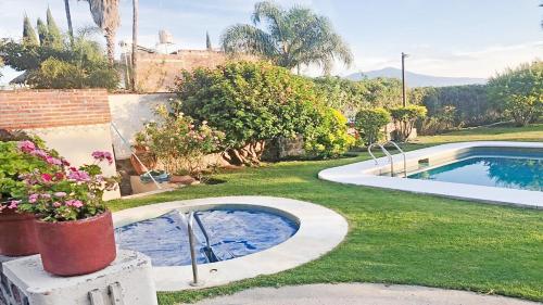 a swimming pool in the yard of a house at Villa Meli 2 in Jocotepec
