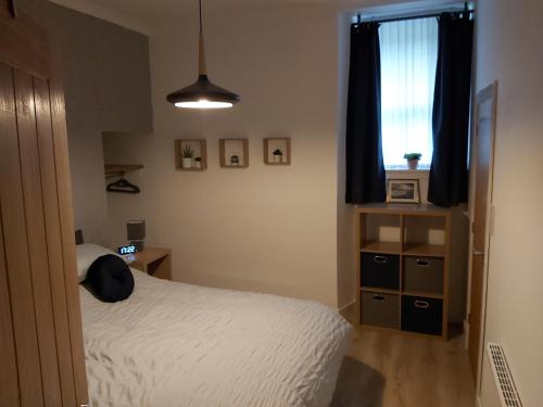 A bed or beds in a room at One bedroom flat, very close to Town center.