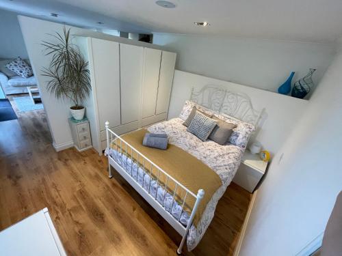 um quarto com uma cama com almofadas em Gorgeous 1 bed apartment with breathtaking views em Lydden